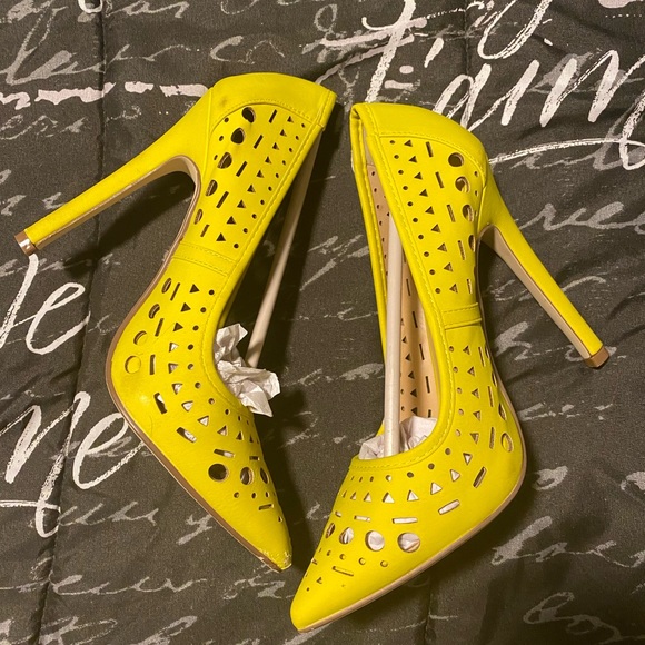 JustFab Shoes - Yellow 4” heels size 6